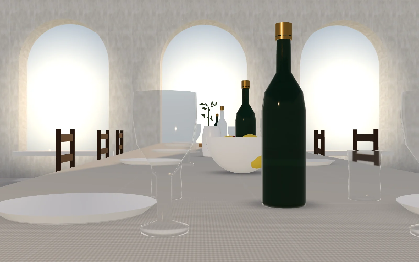 Botellas y copas sobre la mesa a contraluz, recortadas contra los arcos encendidos por el sol de la tarde.
